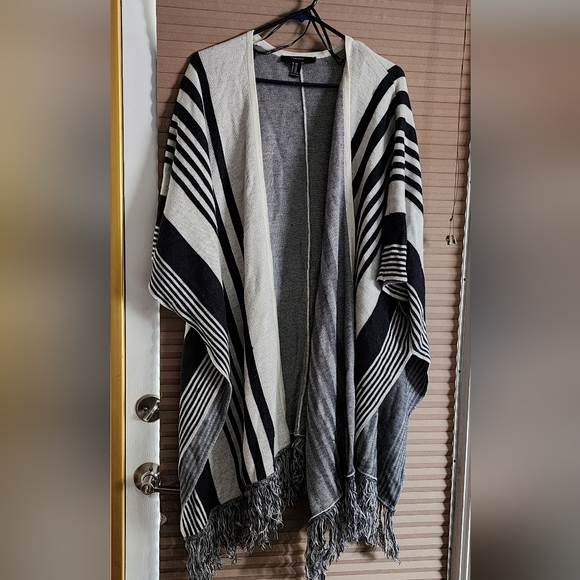 Forever21 Women's Open Front,Slipin Arms Poncho/Shawl Fringe Bottom.SizeS/M Used - Picture 1 of 5